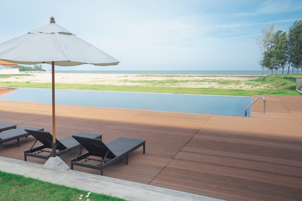 Terrasse bois autour de piscine avec margelle pour un aménagement réussi