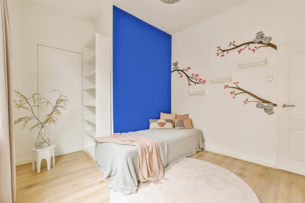 un intérieur élégant d'une chambre adulte chic